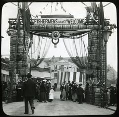 H01278 Fishermen's Arch at Hastings welcoming the return of Earl Brassey from Australia, August 1900 - Flickr - East Sussex Libraries Historical Photos.jpg
